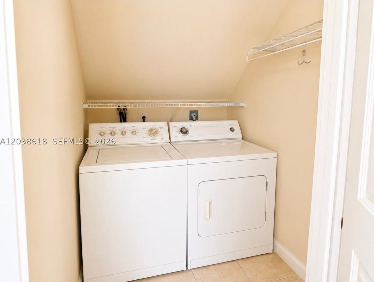 641 E Mowry Ct - Photo 5 of 9