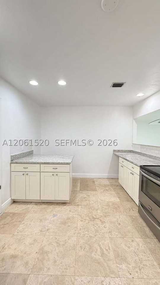 637 Sw 1st St - Photo 3 of 11