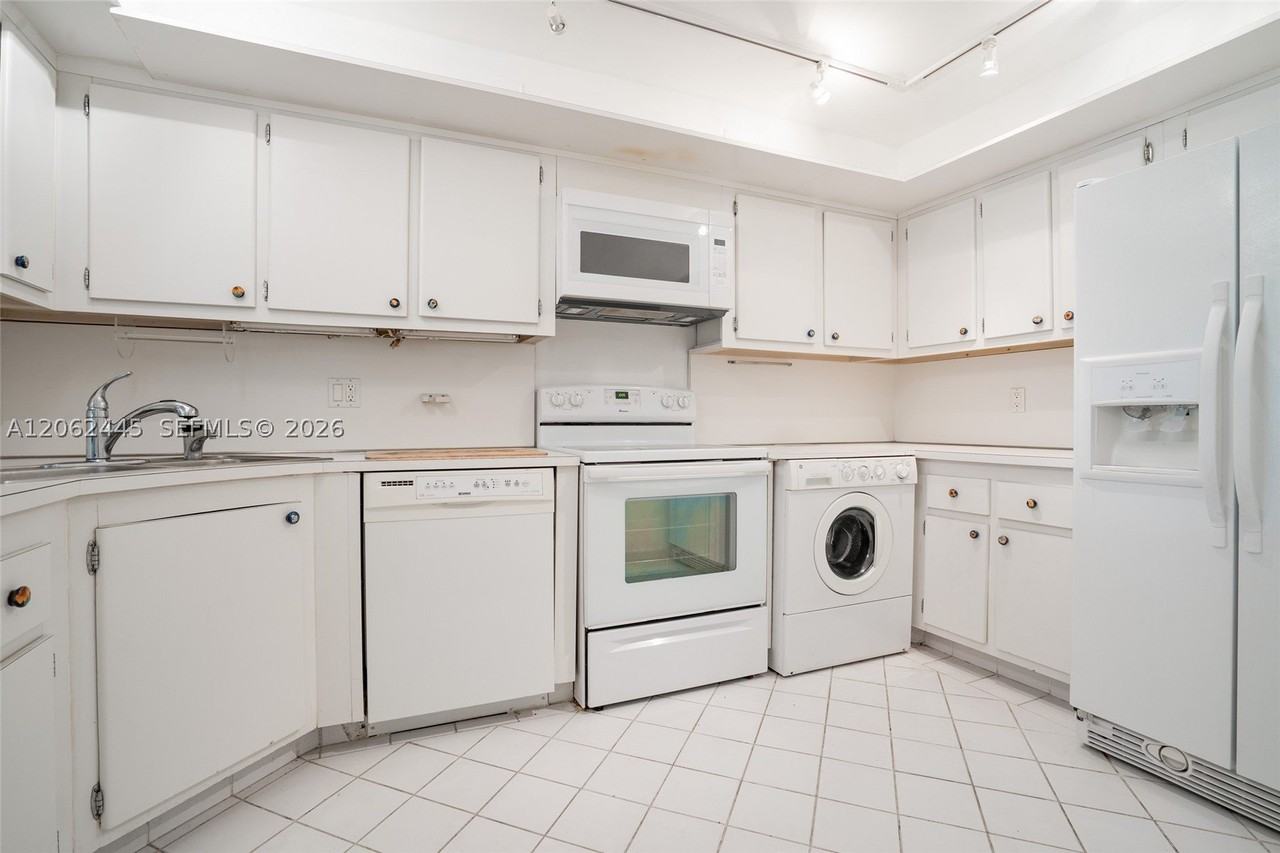 2901 S Bayshore Dr #2G - Photo 6 of 24