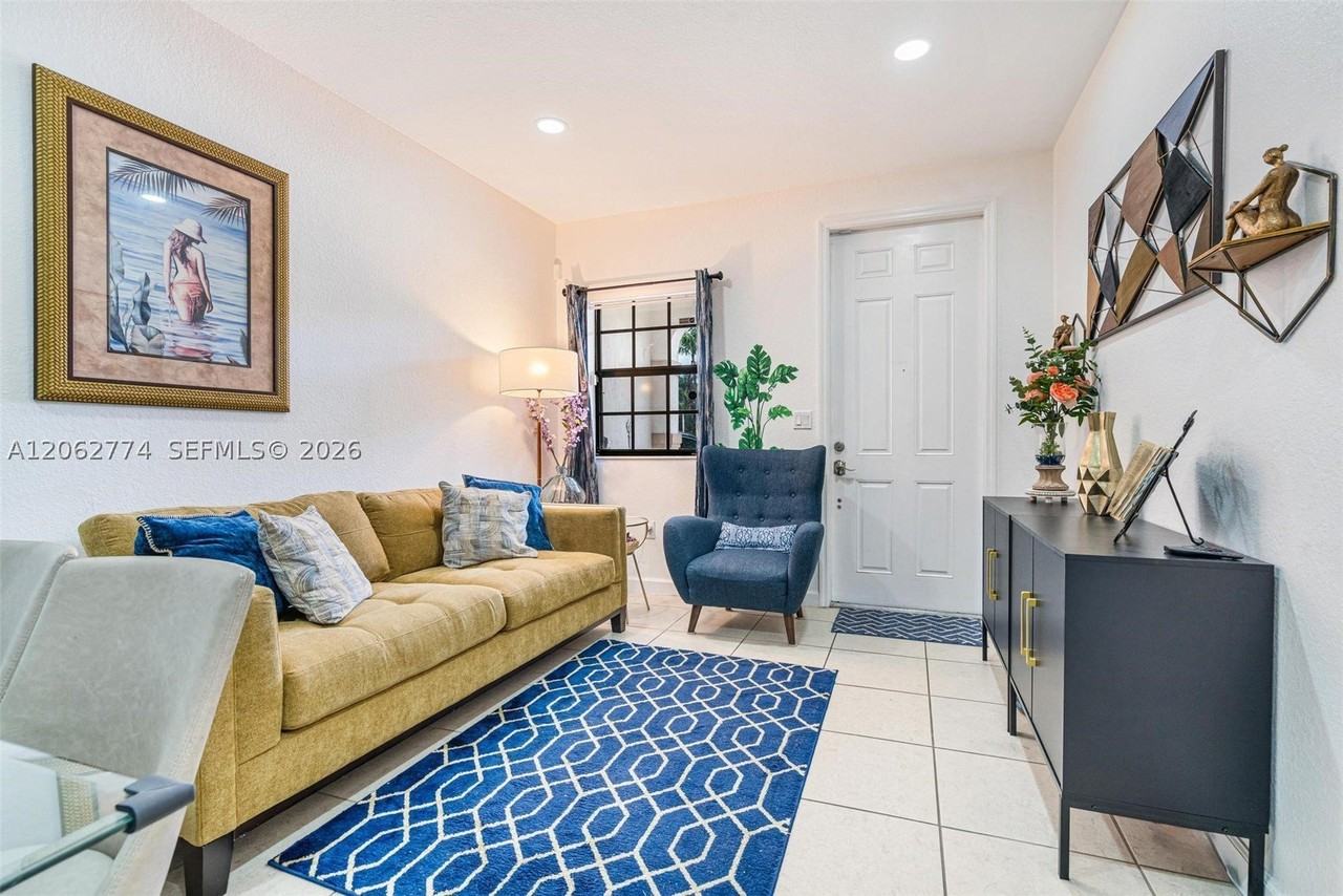 343 Ne 37th Ter - Photo 2 of 33