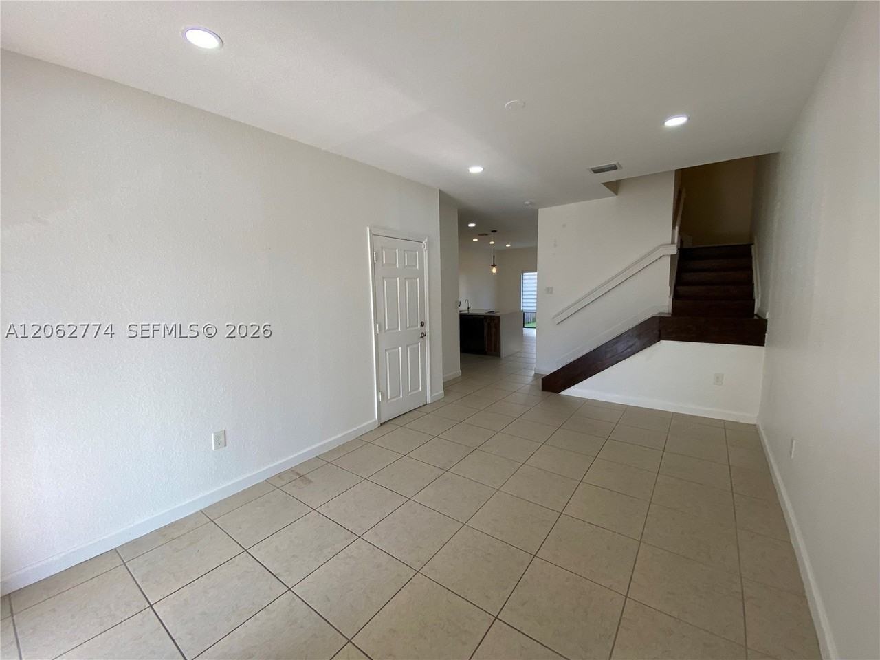343 Ne 37th Ter - Photo 4 of 33