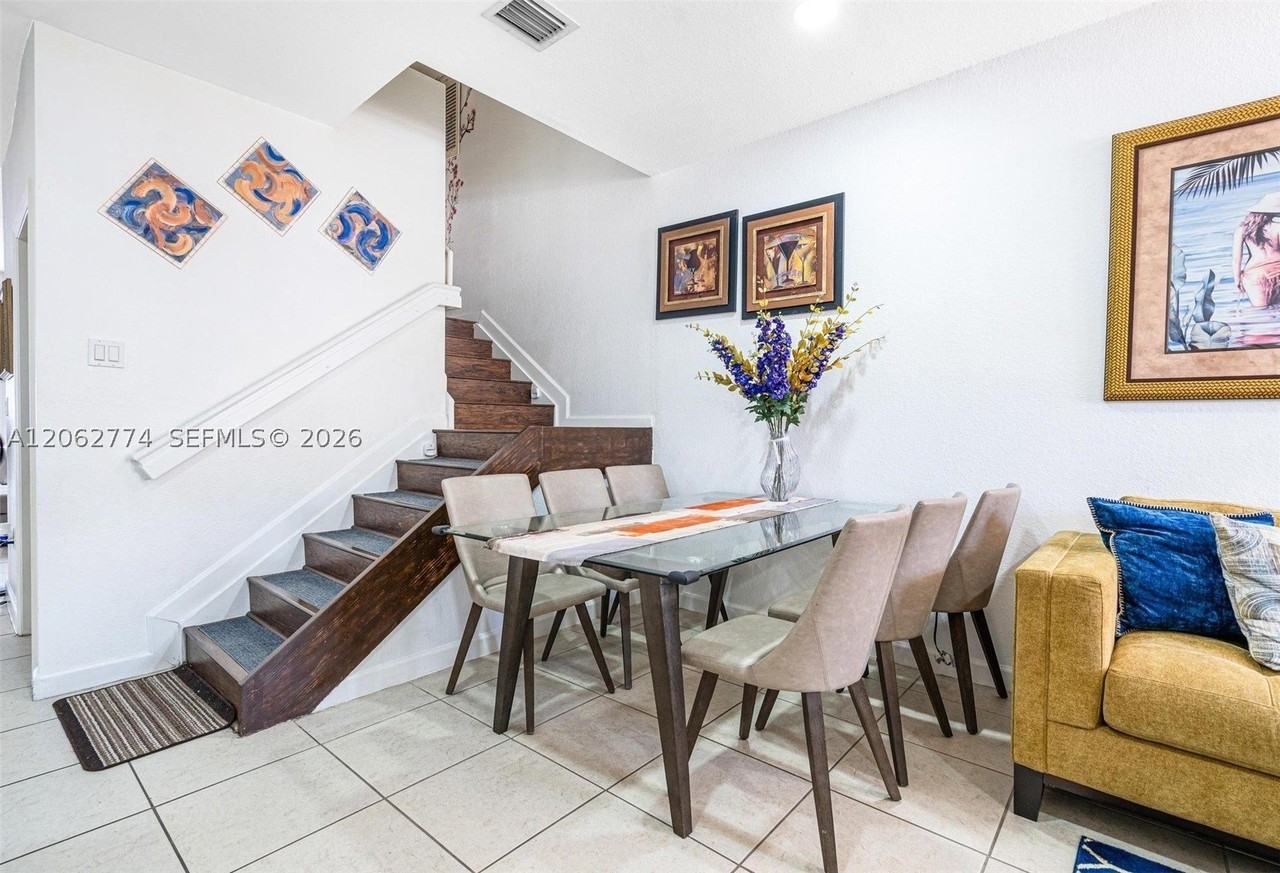 343 Ne 37th Ter - Photo 5 of 33