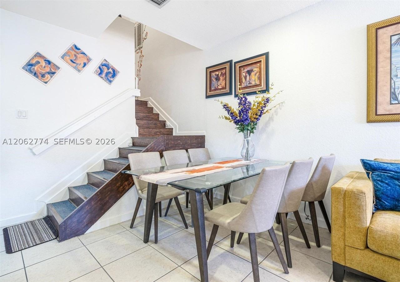 343 Ne 37th Ter - Photo 6 of 33