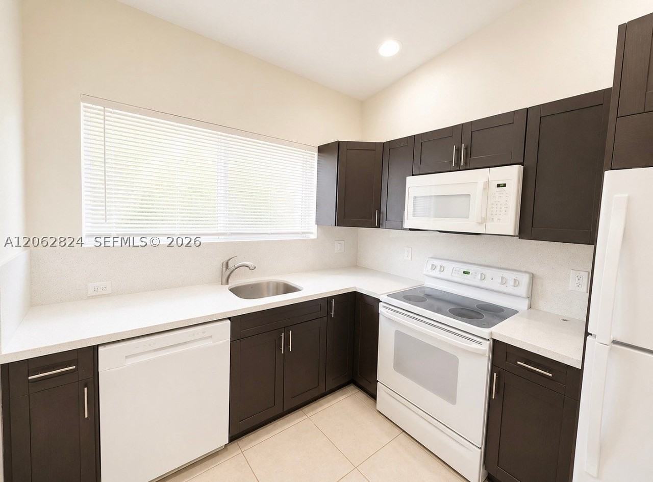 3864 Sw 48th Ave #3864 - Photo 3 of 10