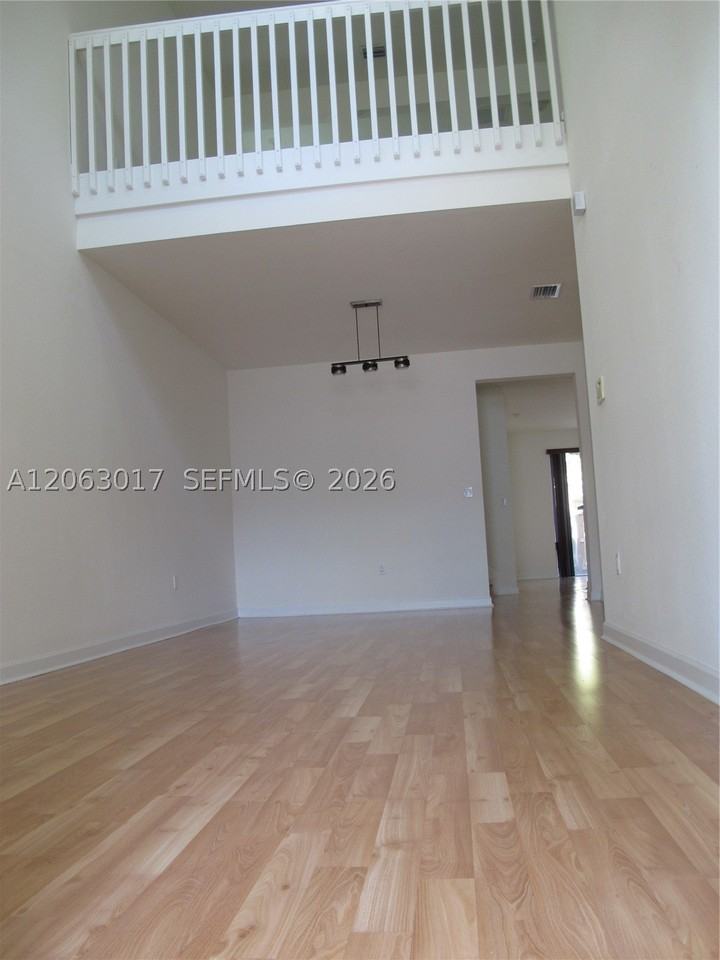 10716 Nw 76th Ln - Photo 3 of 17
