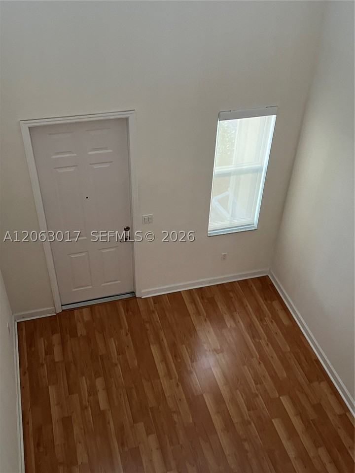 10716 Nw 76th Ln - Photo 4 of 17