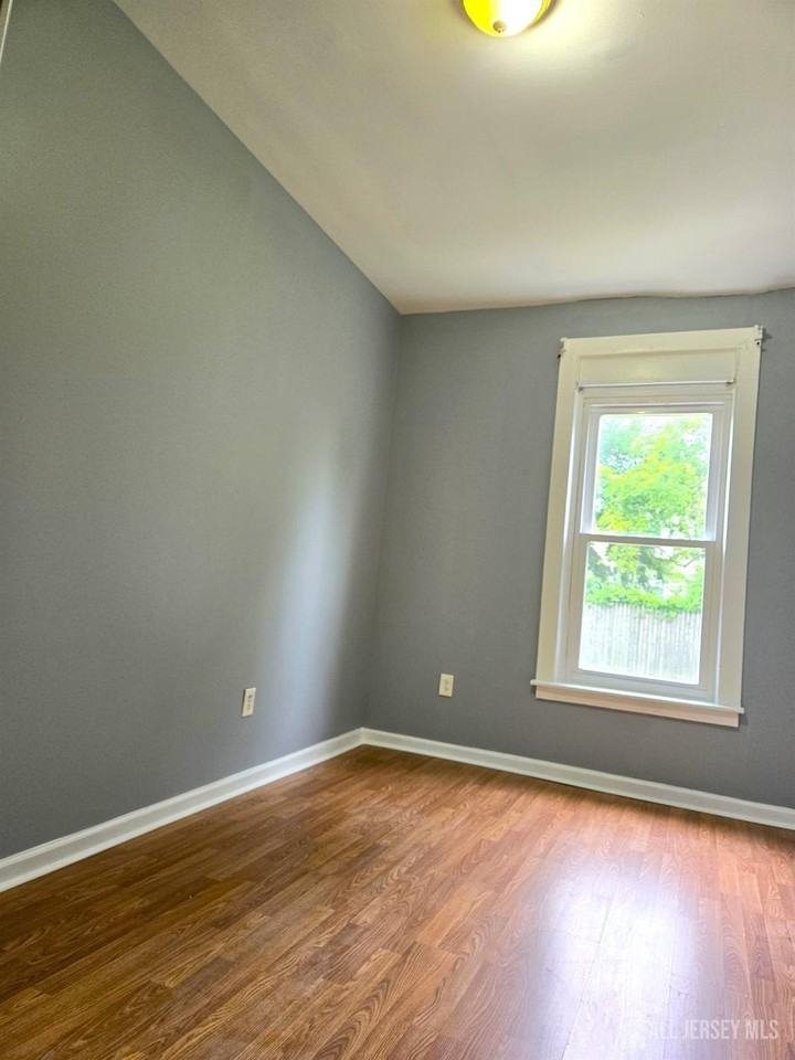 314 Seaman St #1 - Photo 5 of 6