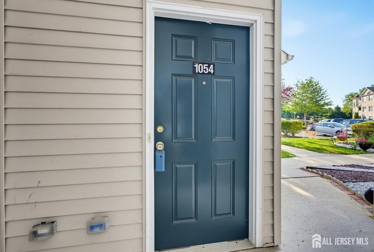 1054 Morning Glory Dr - Photo 3 of 28