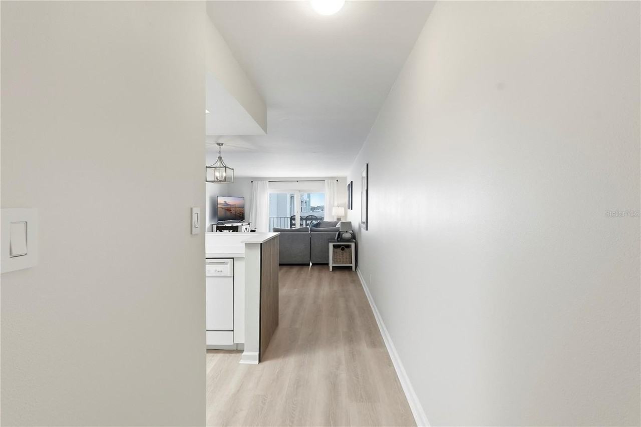 285 107th Ave #405 - Photo 6 of 37