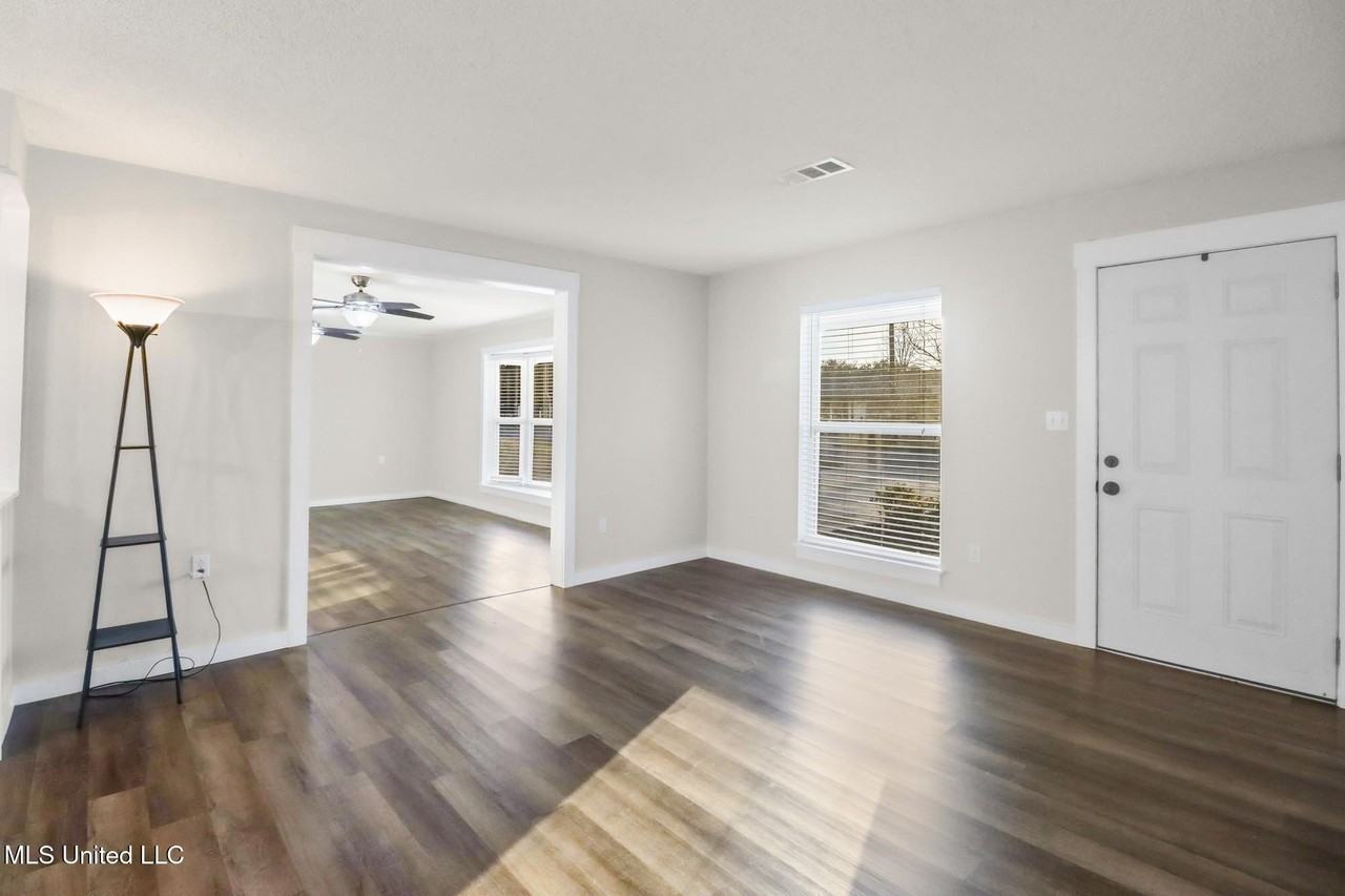 110 Jamaica St - Photo 4 of 26
