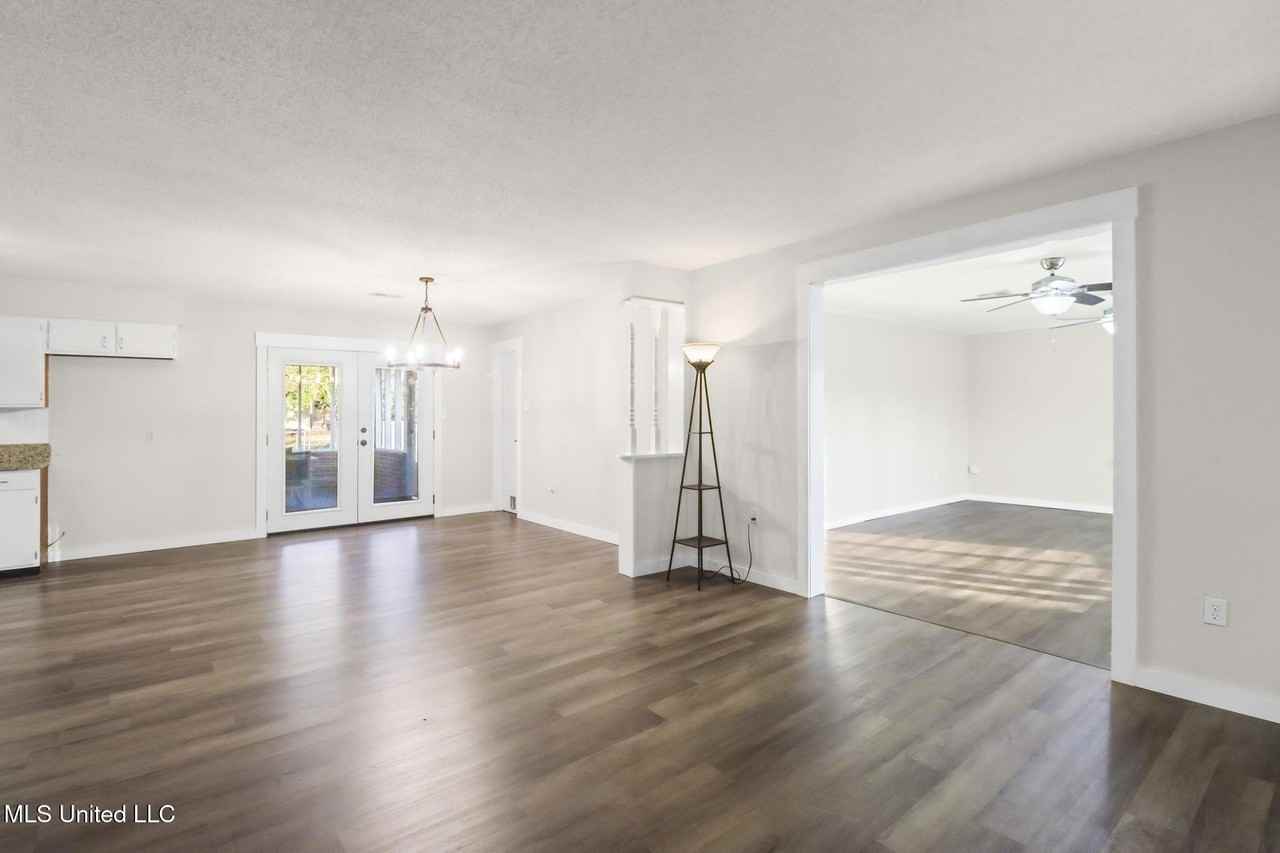 110 Jamaica St - Photo 5 of 26