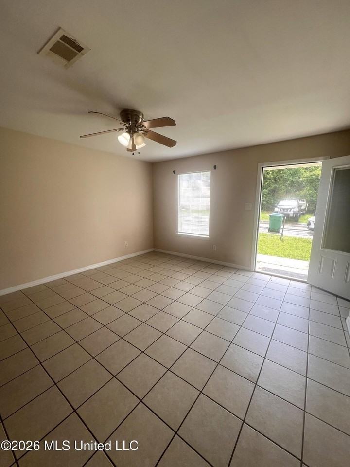 1334 Foxwood Pl - Photo 2 of 4