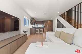 621 1/2 N Mariposa Ave - Photo 2 of 8