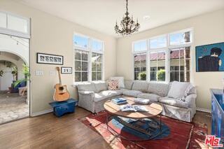 537 N June St - Photo 7 of 8