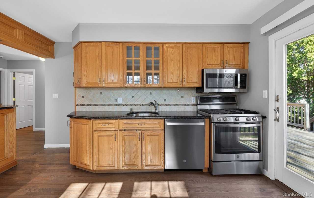 7 Phyllis Dr - Photo 7 of 26