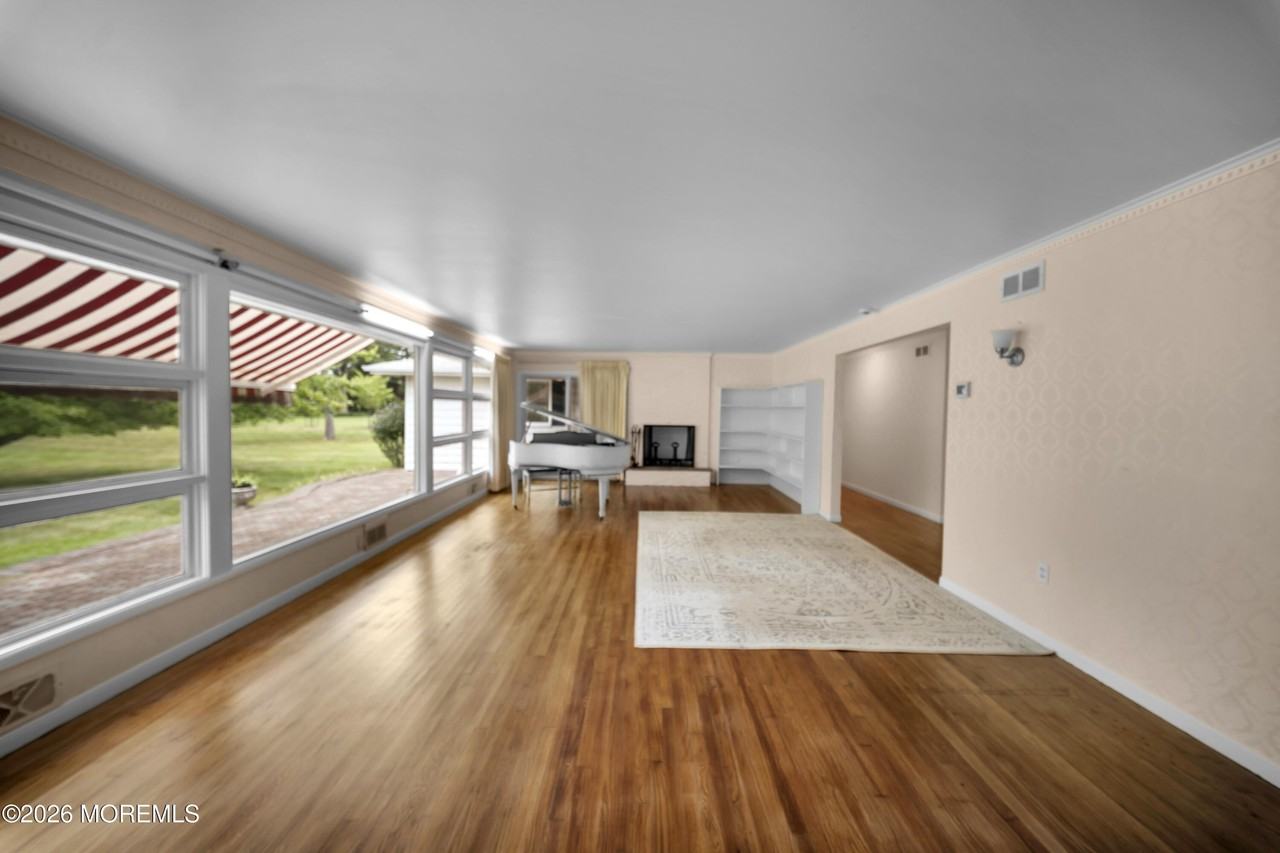 170 Bingham Ave - Photo 5 of 31