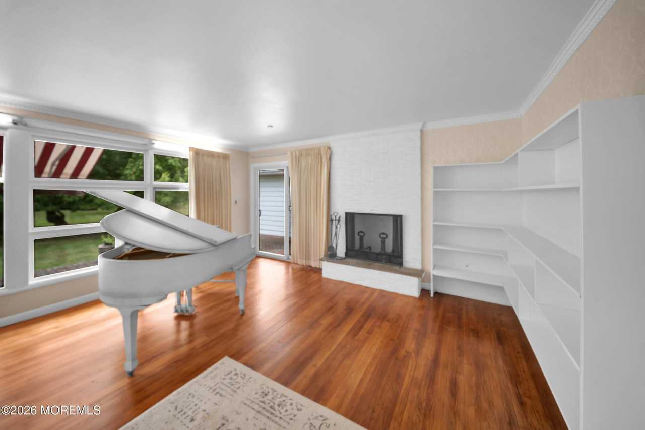 170 Bingham Ave - Photo 7 of 31