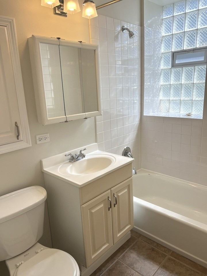 4822 W Berteau Ave #G - Photo 6 of 12