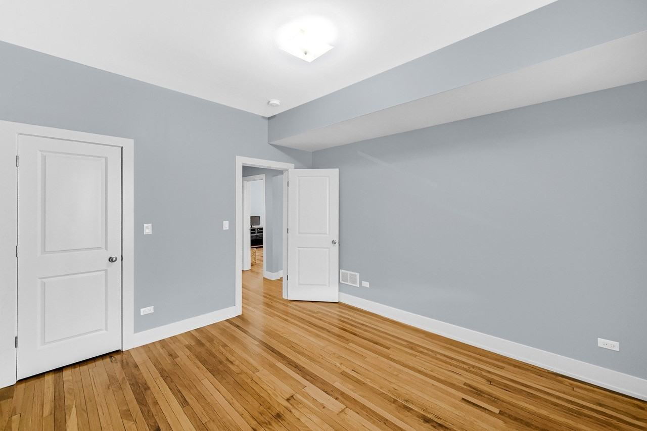 6022 S Eberhart Ave #2N - Photo 7 of 26