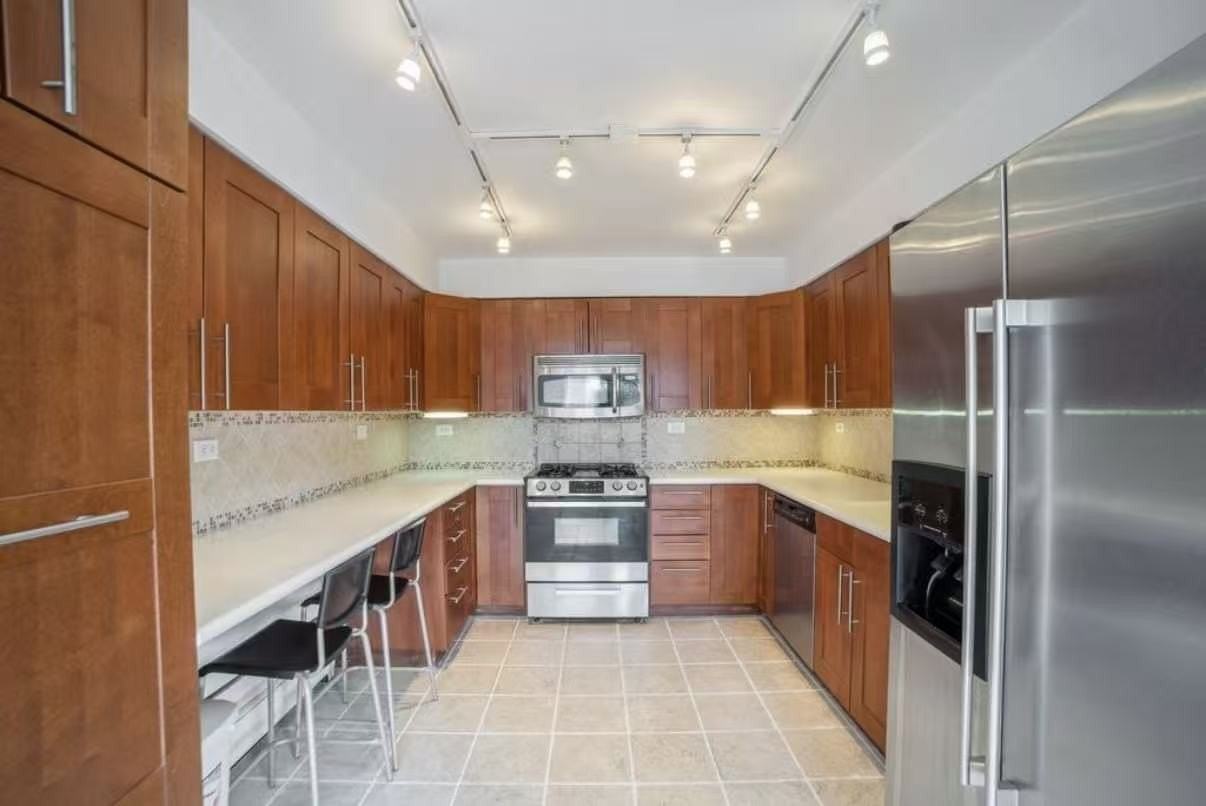 930 Ontario St #4F - Photo 4 of 10