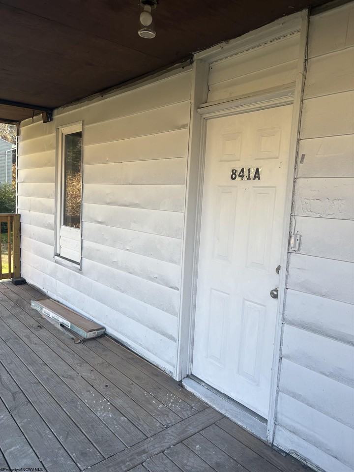 841 Stewart St - Photo 2 of 18