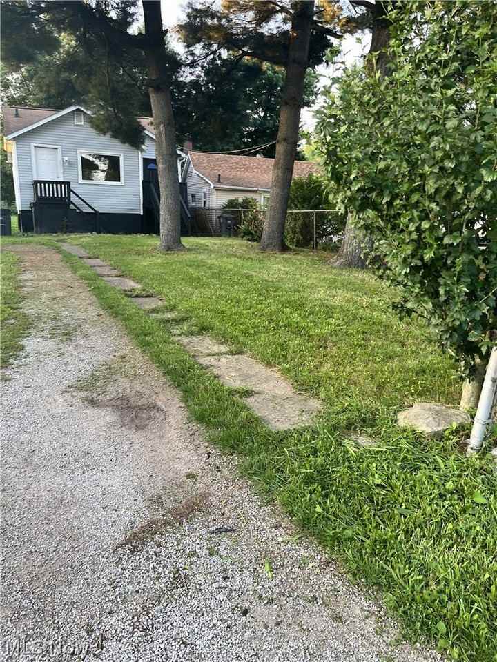 371 Beth St - Photo 2 of 6