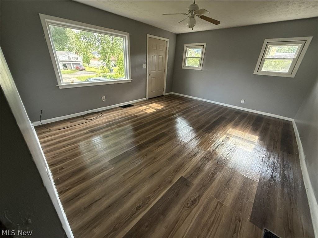 371 Beth St - Photo 3 of 6