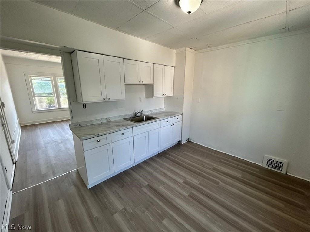 2232 W 103rd St #2 - Photo 3 of 10