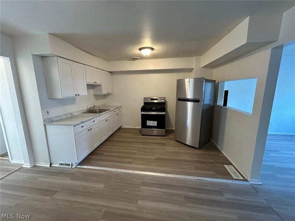 2236 W 103rd St #6 - Photo 3 of 15