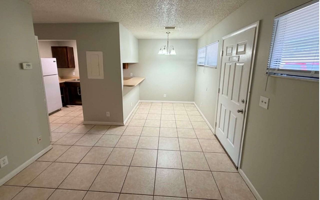 3858 Nw Huntsboro St Apt 102 - Photo 2 of 6