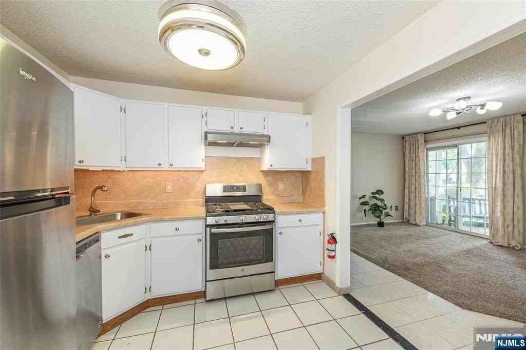 540 Holly Ct - Photo 6 of 15