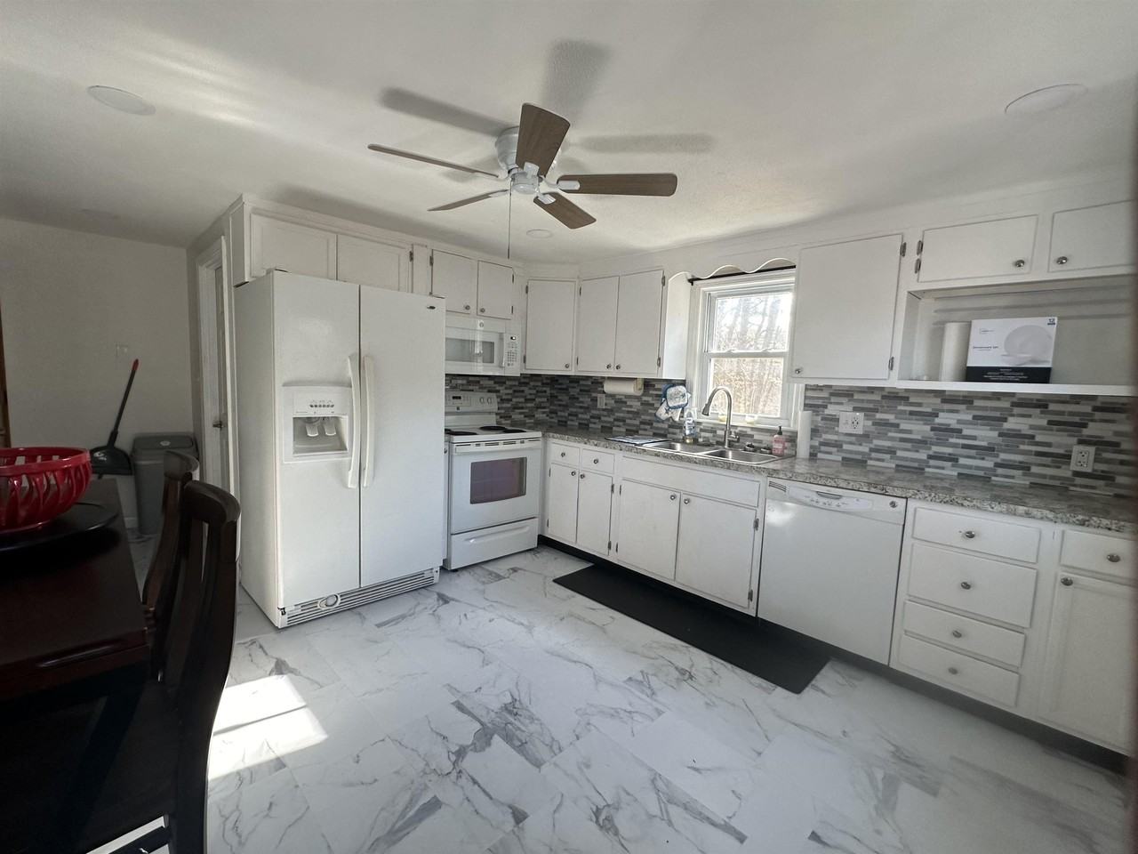 4 Lorraine Ave - Photo 5 of 37