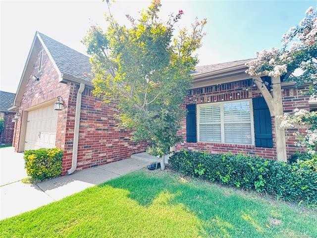 4412 S Oakridge Street - Photo 4 of 50