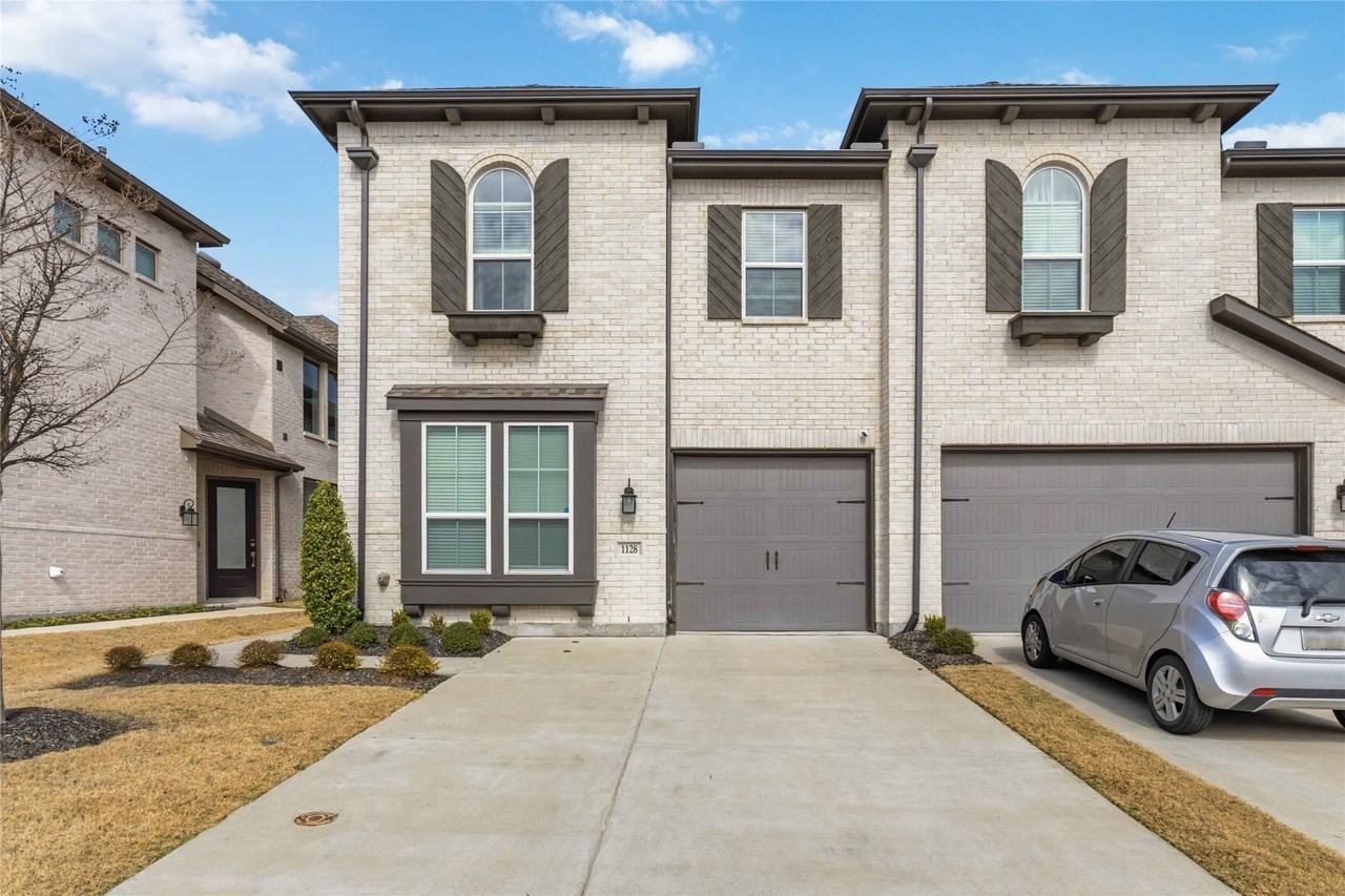 1128 Queensdown Way - Photo 3 of 25