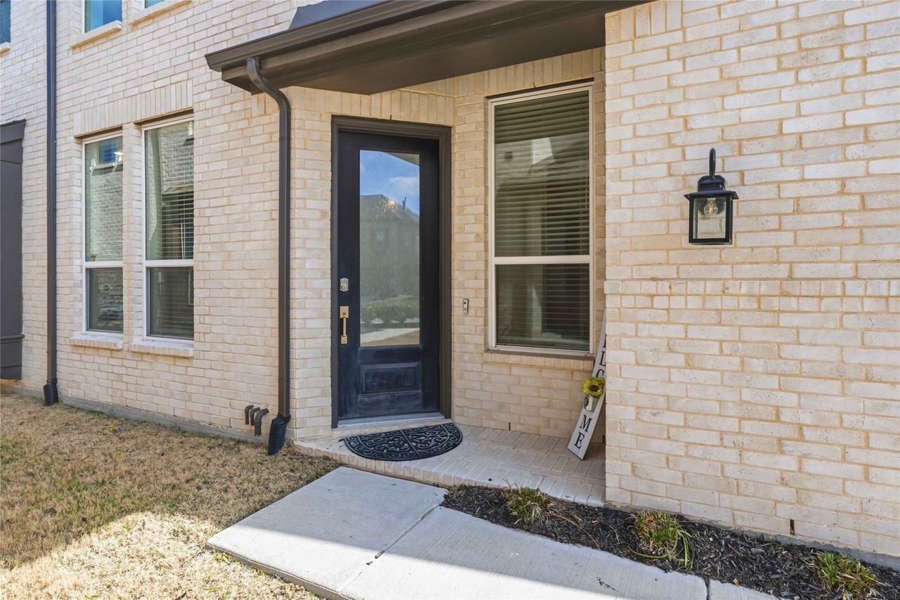 1128 Queensdown Way - Photo 5 of 25