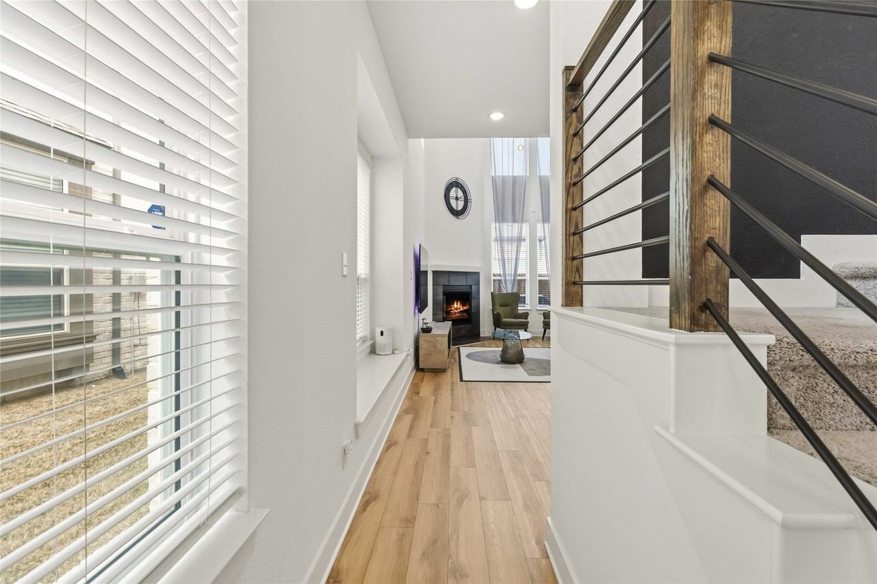 1128 Queensdown Way - Photo 7 of 25