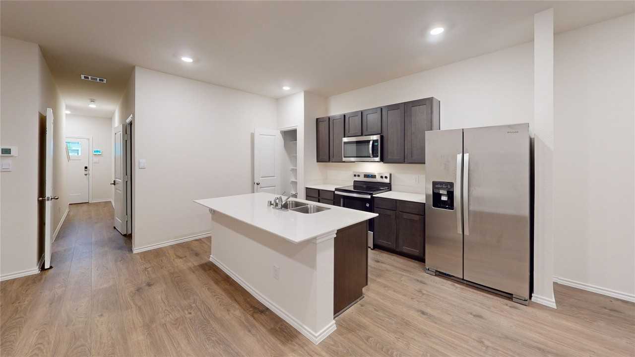 7014 Vining Dr - Photo 3 of 21