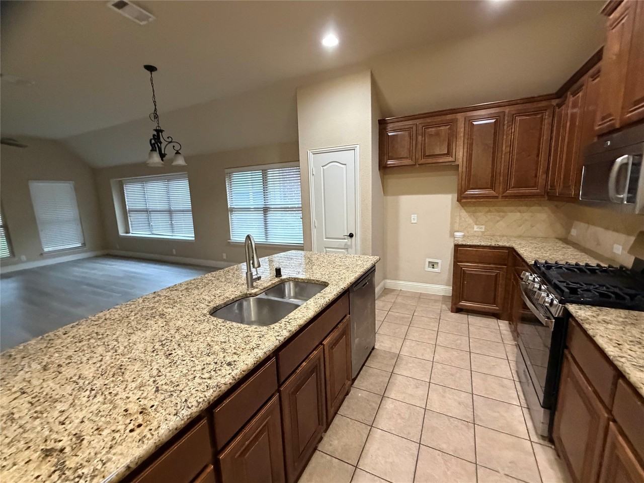 1116 Haskell Dr - Photo 4 of 29