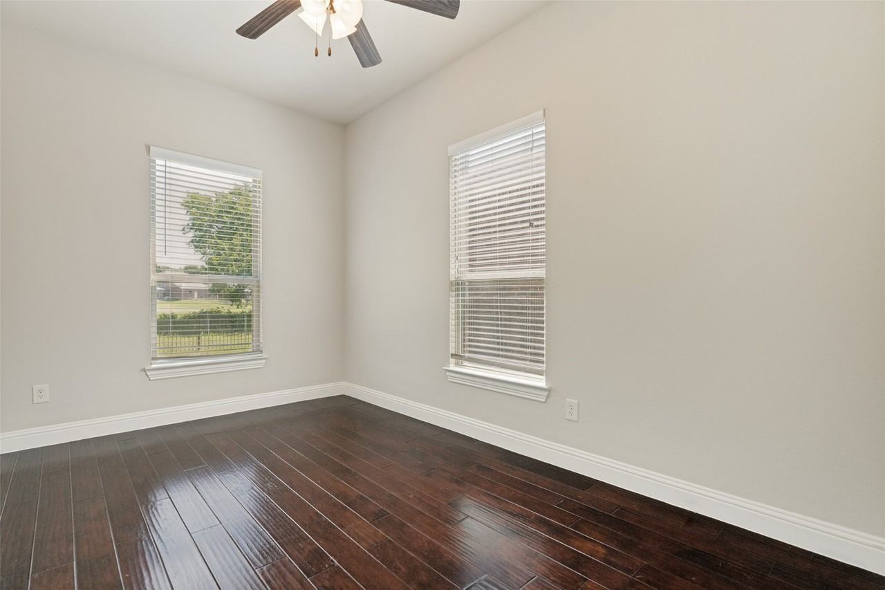 9504 National Pines Dr - Photo 3 of 12