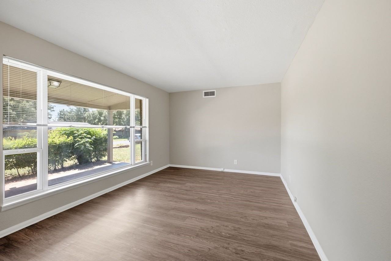 1117 Trailwood Dr - Photo 3 of 23