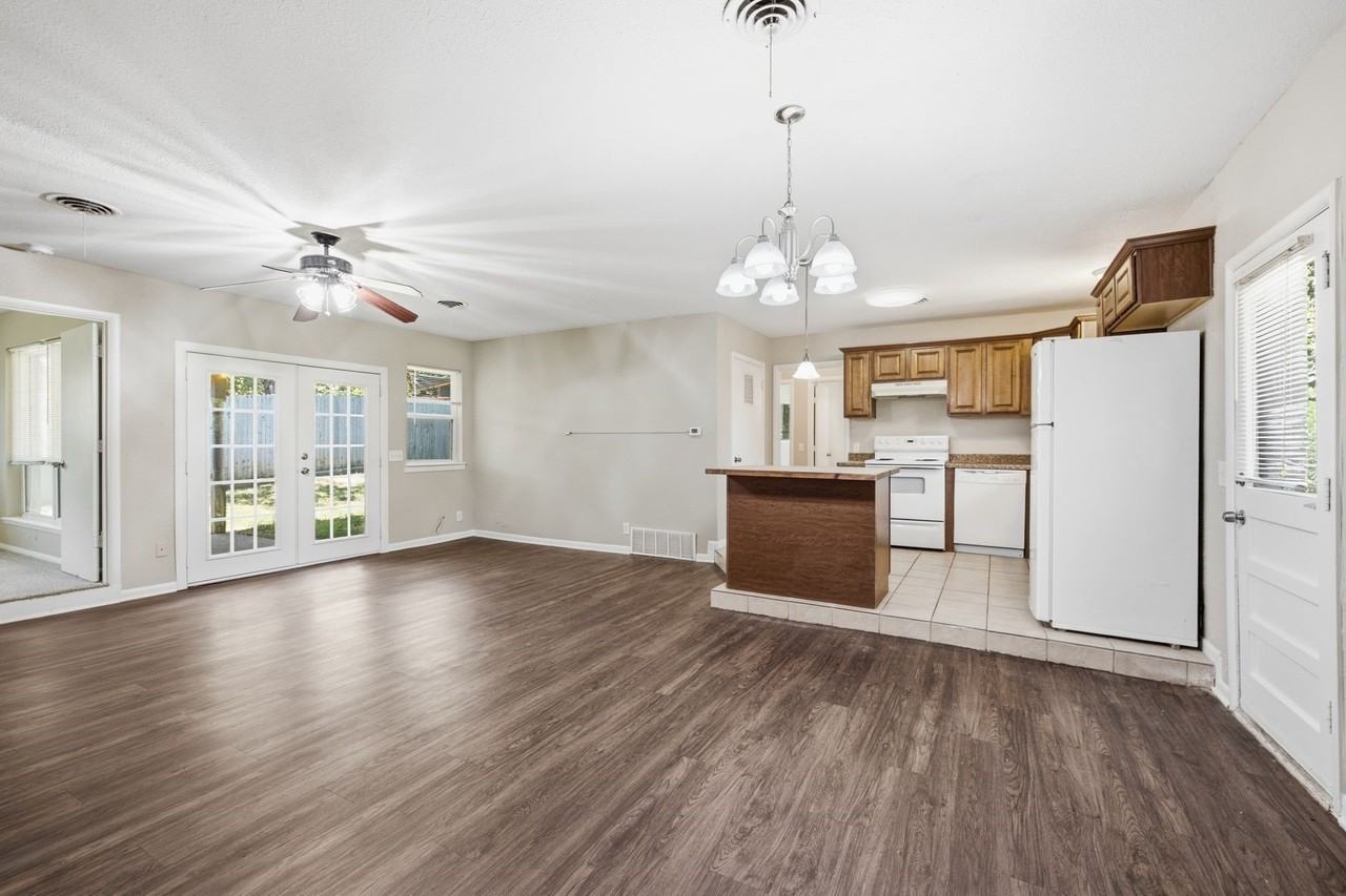 1117 Trailwood Dr - Photo 5 of 23
