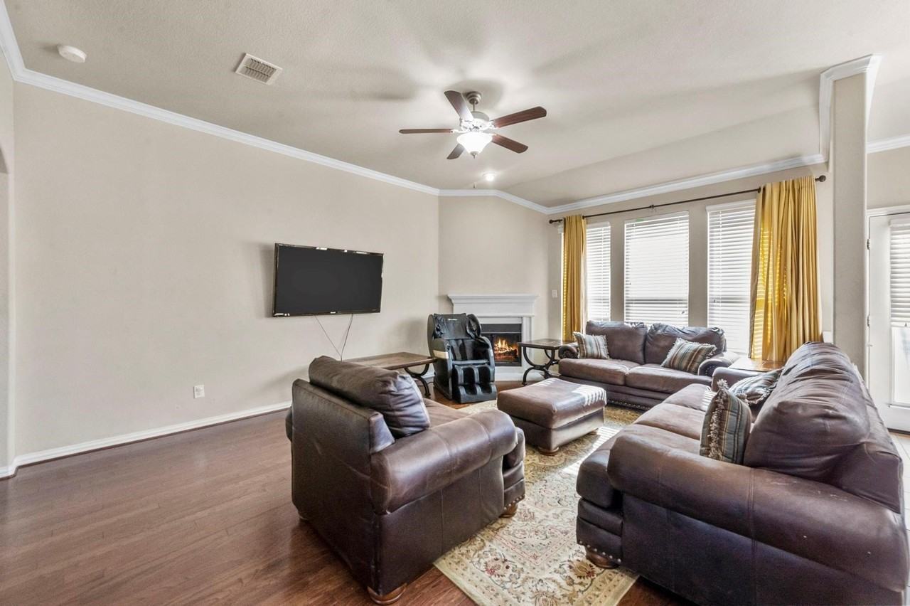 11620 Beach St - Photo 3 of 28