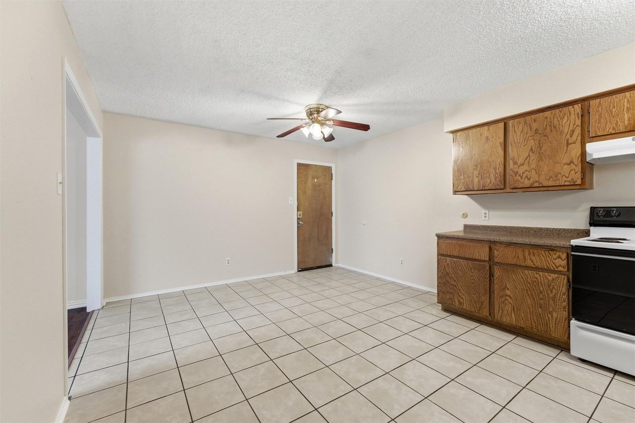 410 W Franklin St #8 - Photo 3 of 15