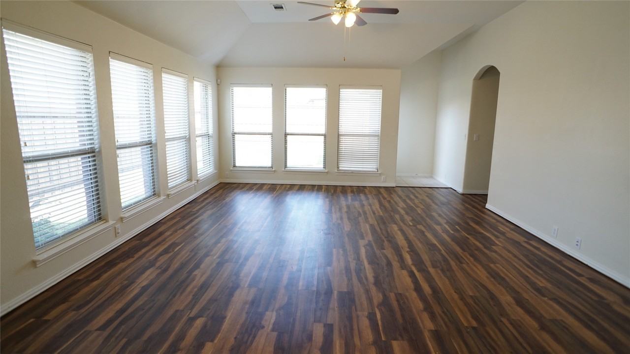 2409 Deerwood Dr - Photo 2 of 6