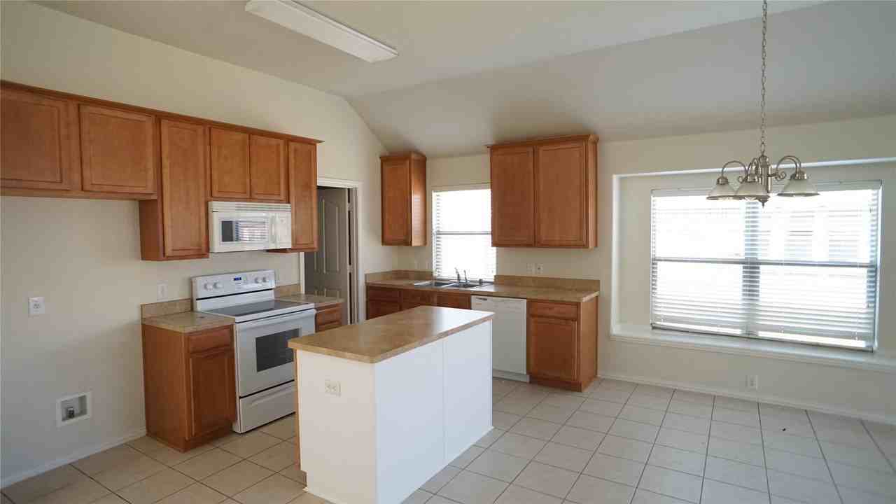 2409 Deerwood Dr - Photo 3 of 6