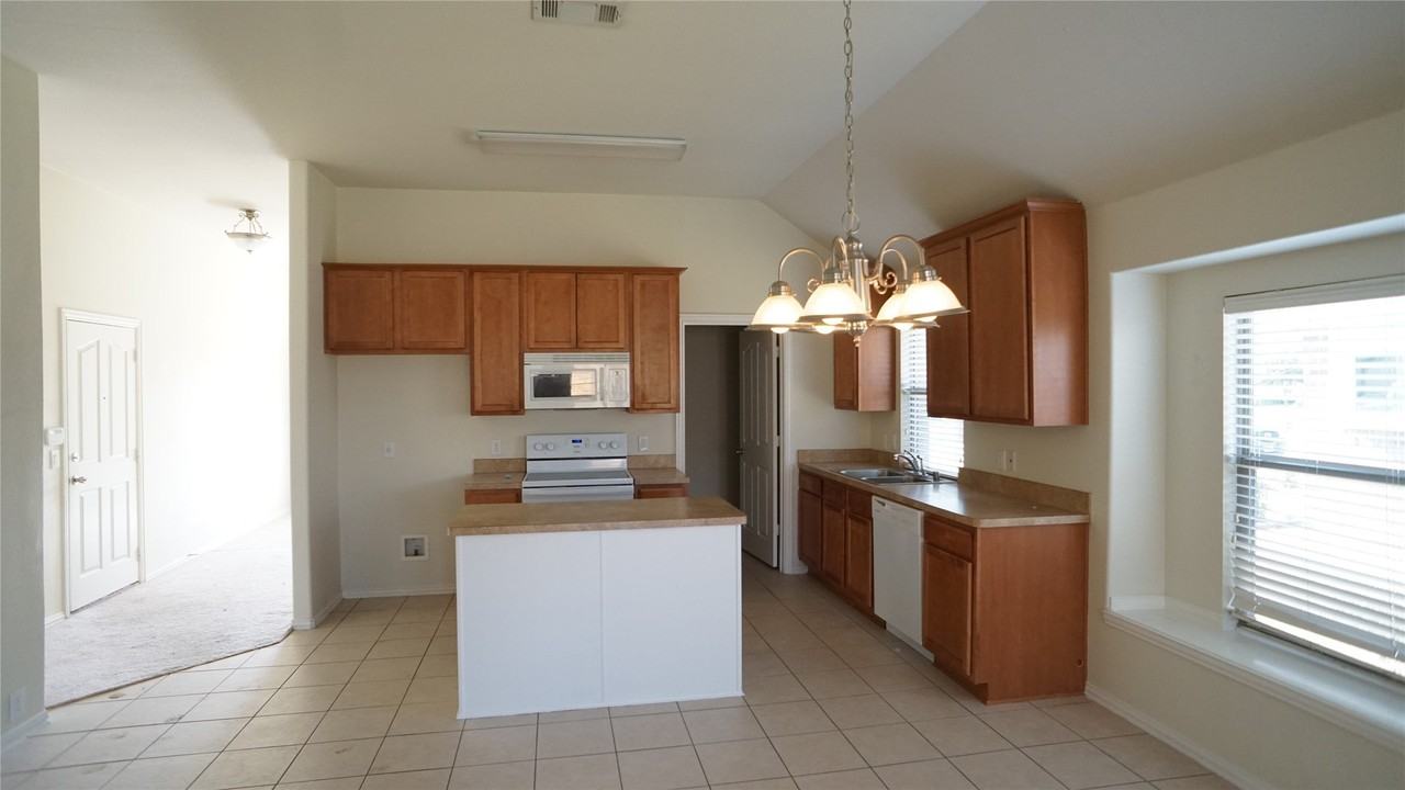 2409 Deerwood Dr - Photo 4 of 6