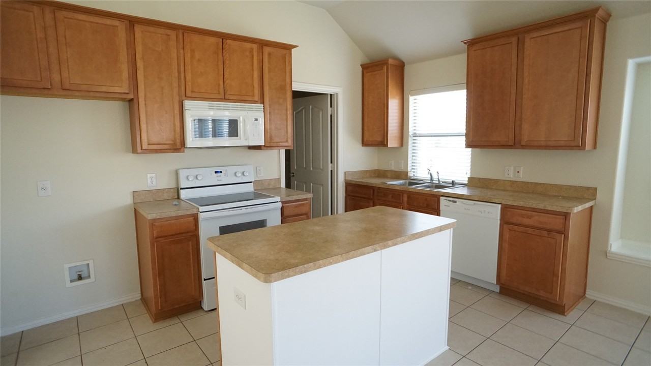 2409 Deerwood Dr - Photo 5 of 6