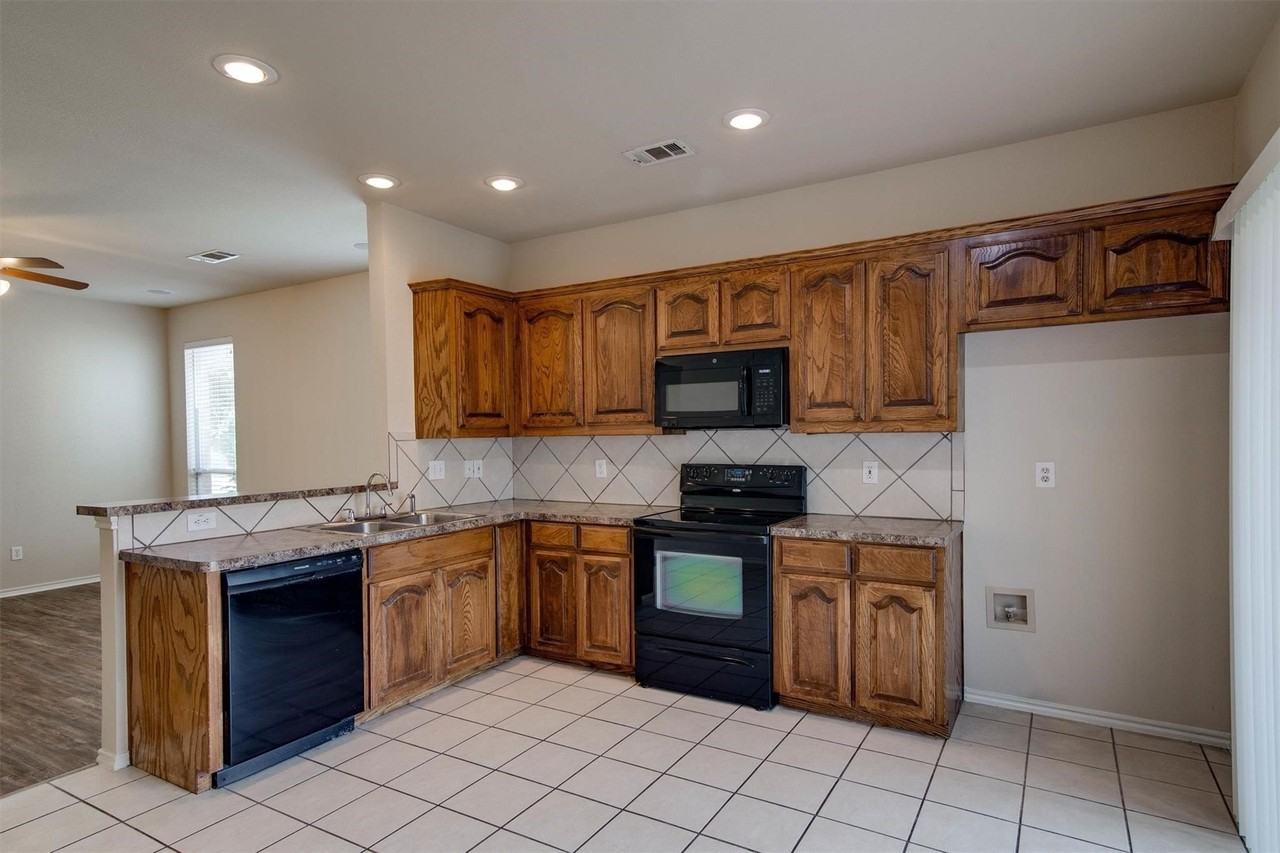 10860 Hawks Landing Rd - Photo 7 of 27
