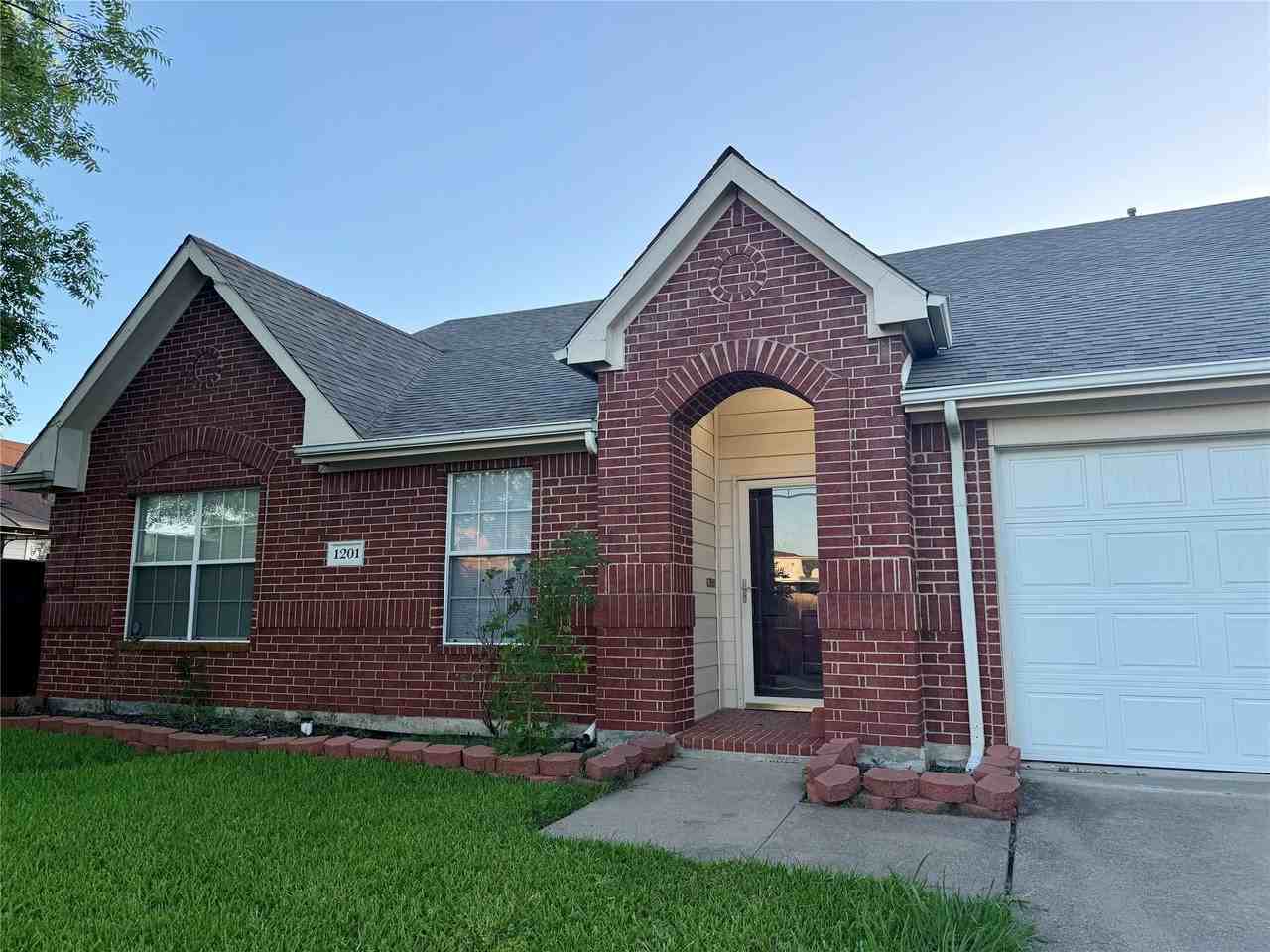 1201 Cumberland Ct - Photo 2 of 22