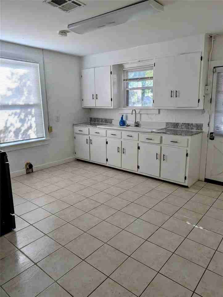 1701 Meridian Ave - Photo 2 of 9